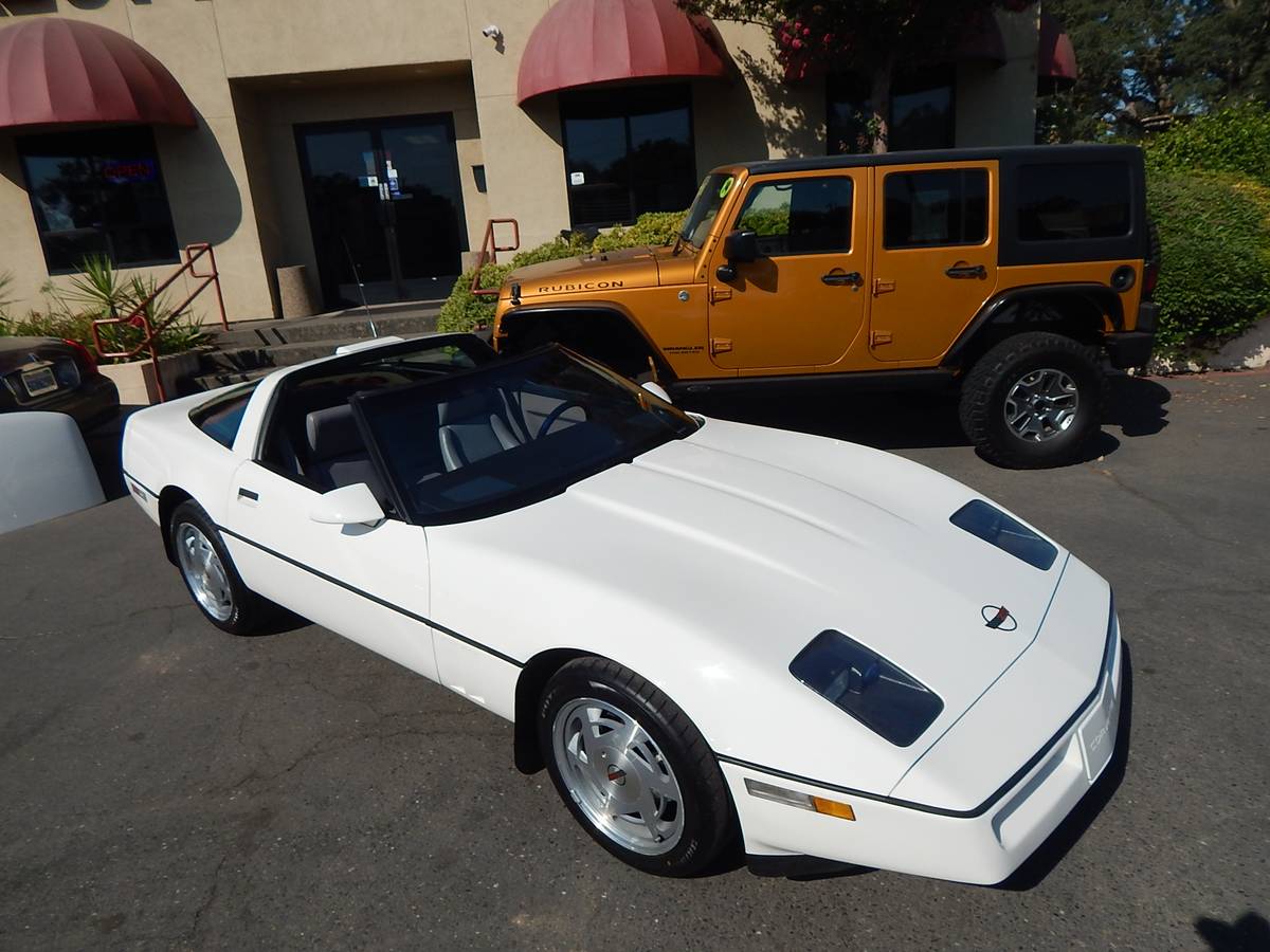Chevrolet-corvette-c4-coupe-1988-white-4