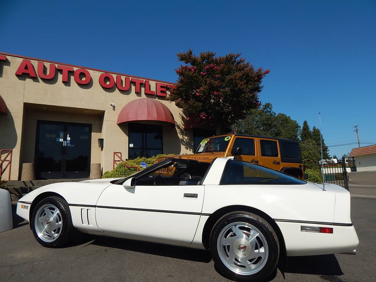 Chevrolet-corvette-c4-coupe-1988-white-8