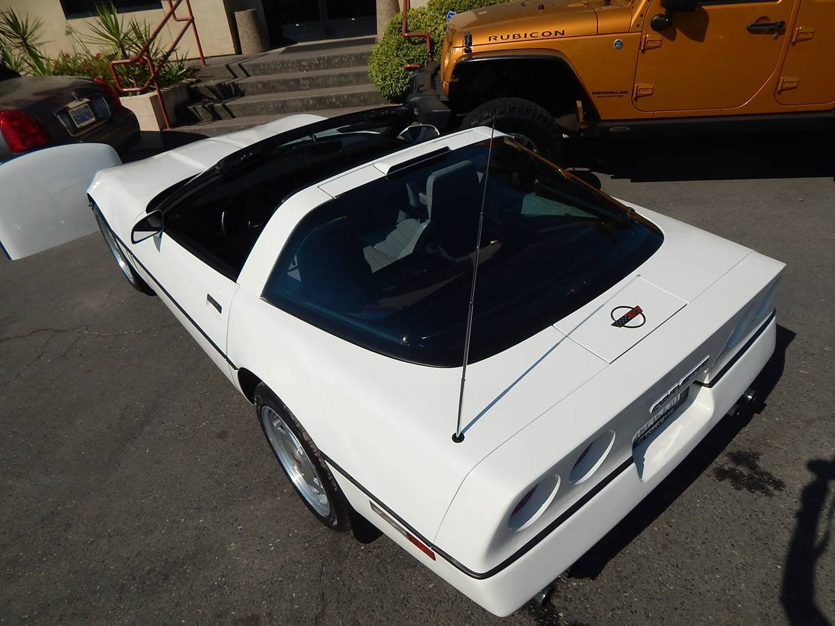 Chevrolet-corvette-c4-coupe-1988-white-9