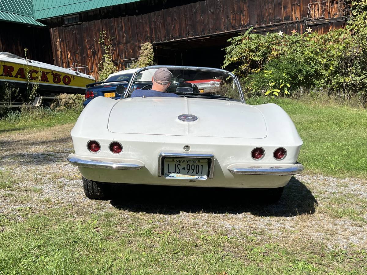 Chevrolet-corvette-convertible-1962-white-2