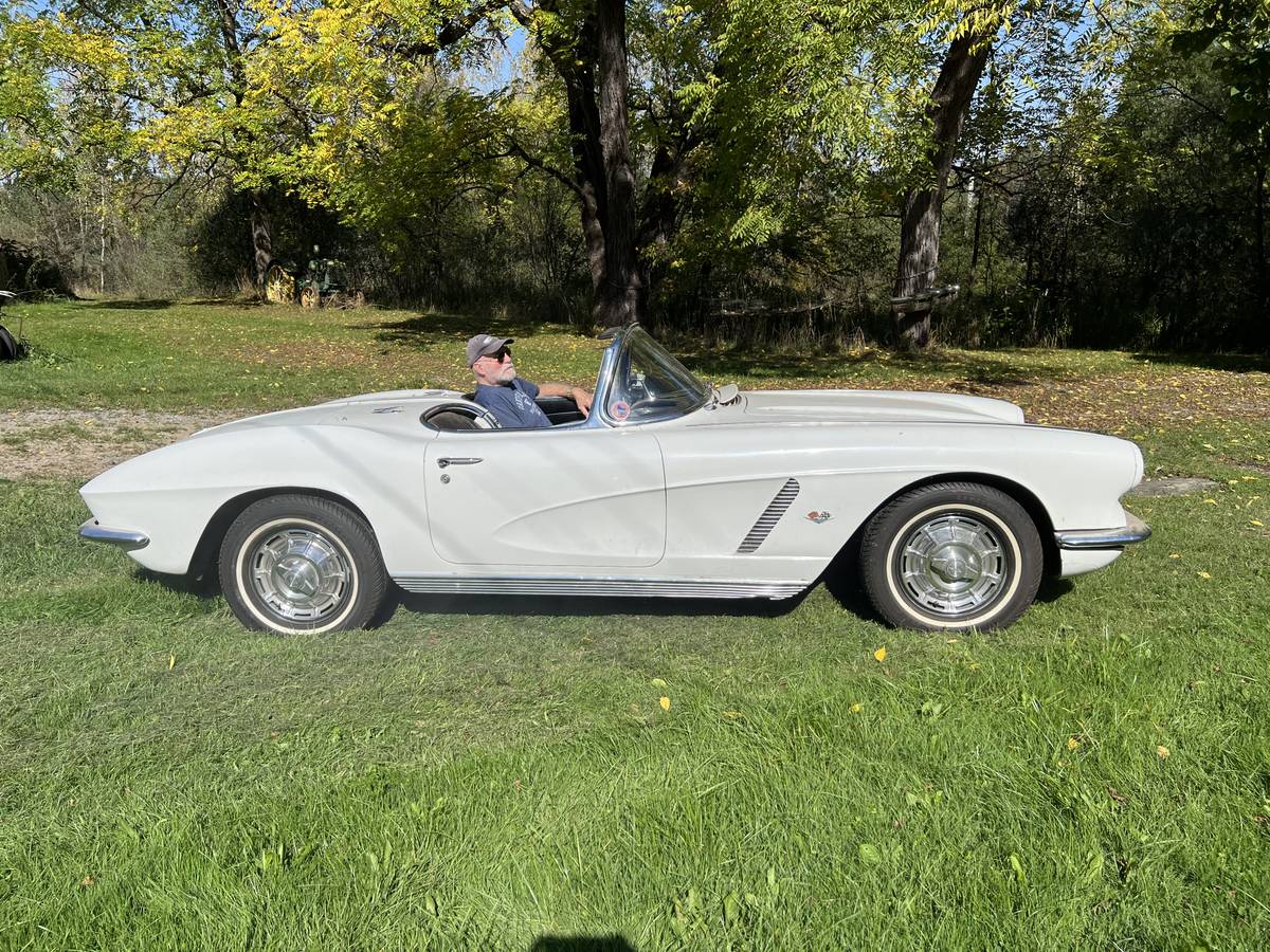 Chevrolet-corvette-convertible-1962-white