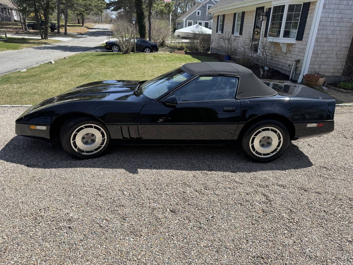 Chevrolet-corvette-convertible-1987-black-4