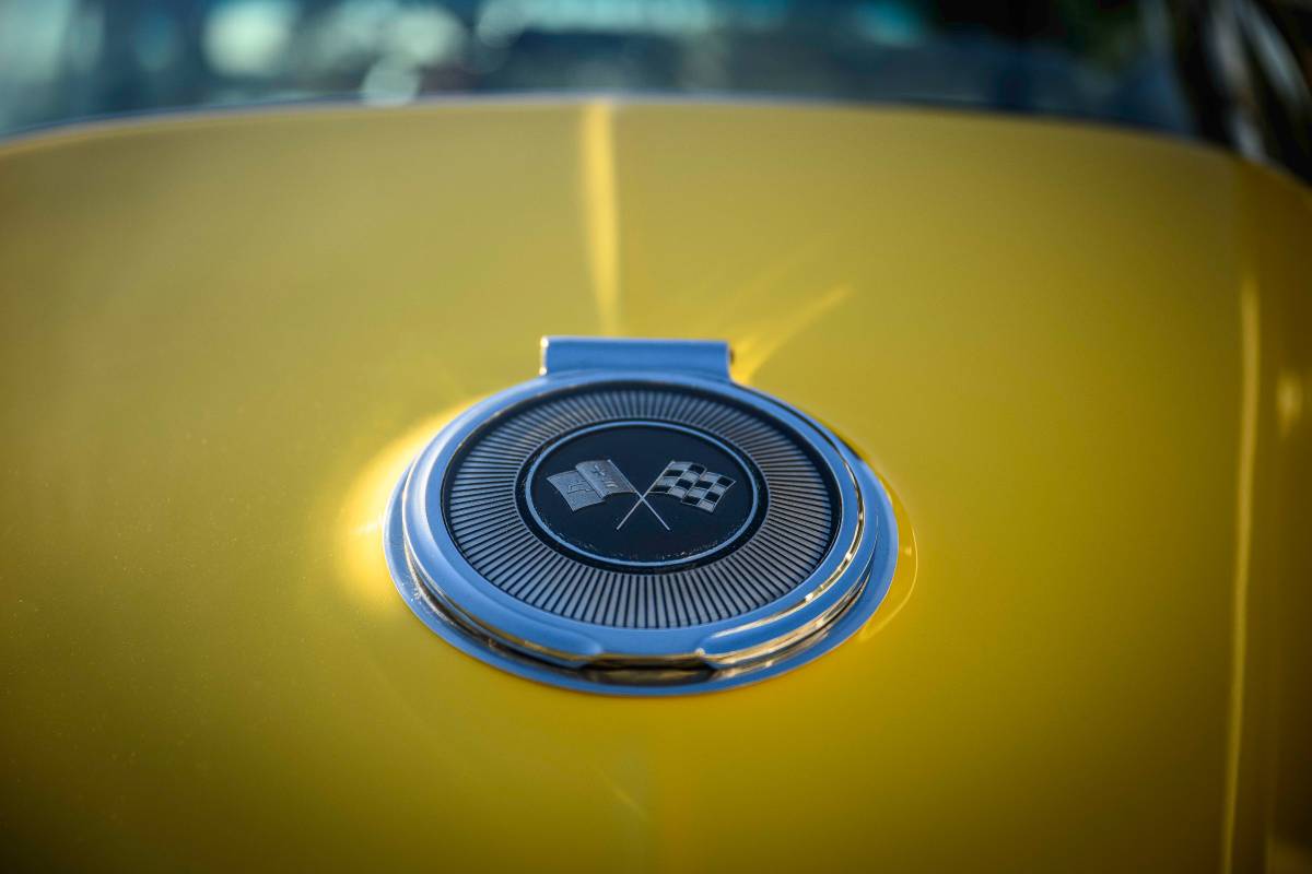 Chevrolet-corvette-coupe-1966-yellow-10