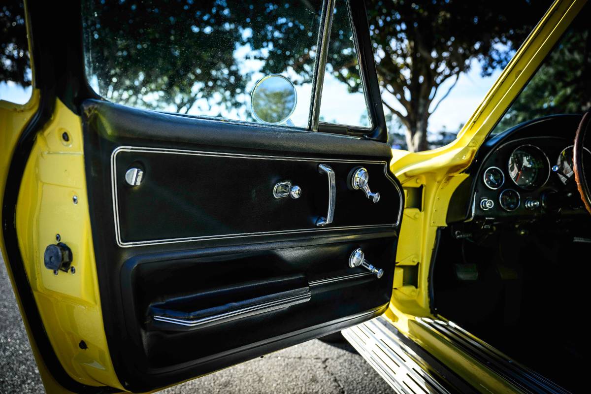 Chevrolet-corvette-coupe-1966-yellow-13