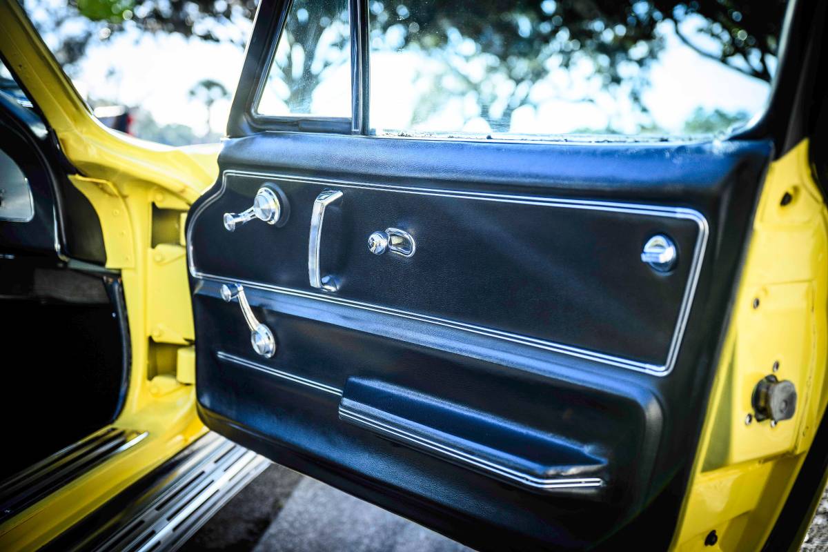 Chevrolet-corvette-coupe-1966-yellow-14