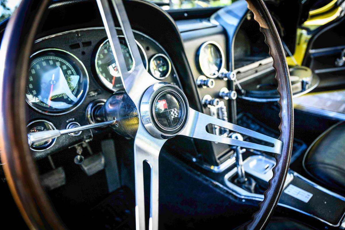 Chevrolet-corvette-coupe-1966-yellow-15
