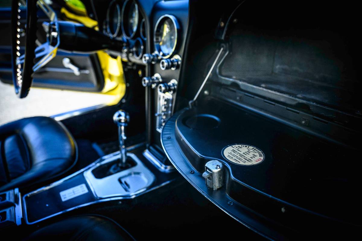 Chevrolet-corvette-coupe-1966-yellow-16