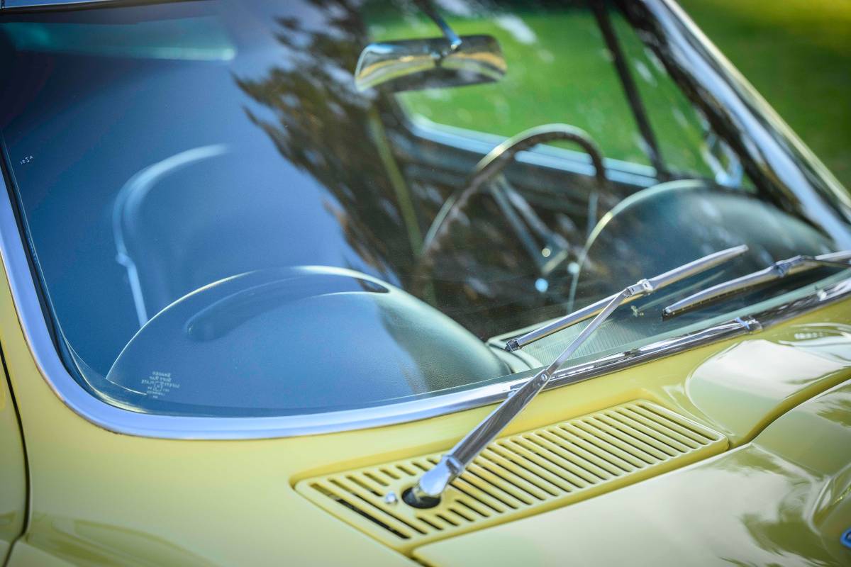 Chevrolet-corvette-coupe-1966-yellow-21
