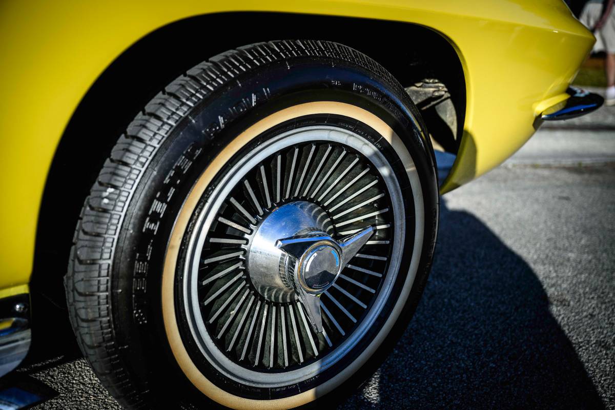 Chevrolet-corvette-coupe-1966-yellow-8