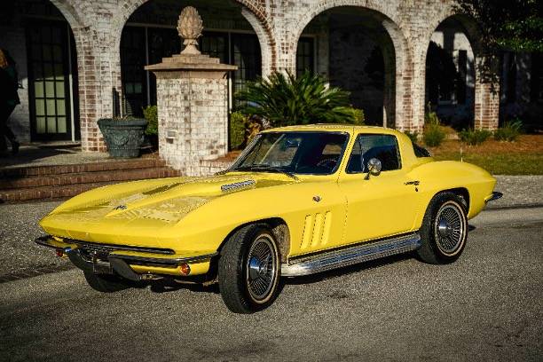 Chevrolet-corvette-coupe-1966-yellow
