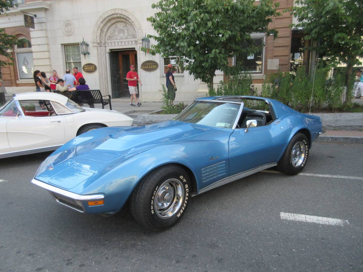 Chevrolet-corvette-coupe-1971-blue-1