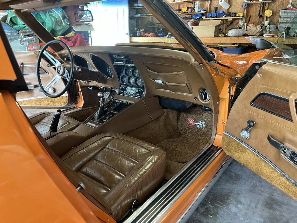 Chevrolet-corvette-coupe-1973-orange-13
