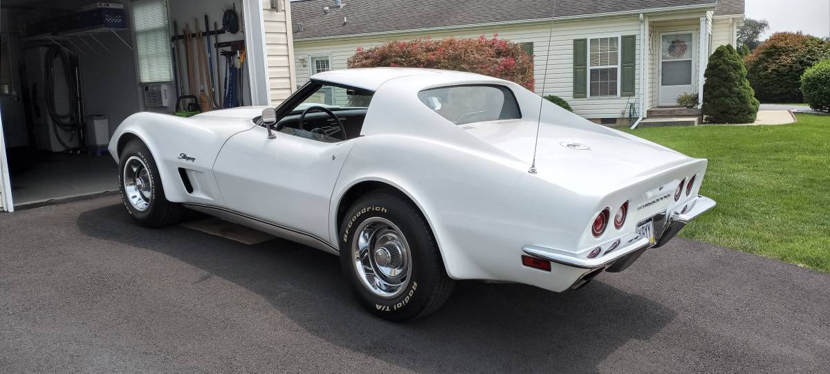 Chevrolet-corvette-coupe-1973-white-1