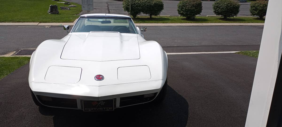 Chevrolet-corvette-coupe-1973-white-2