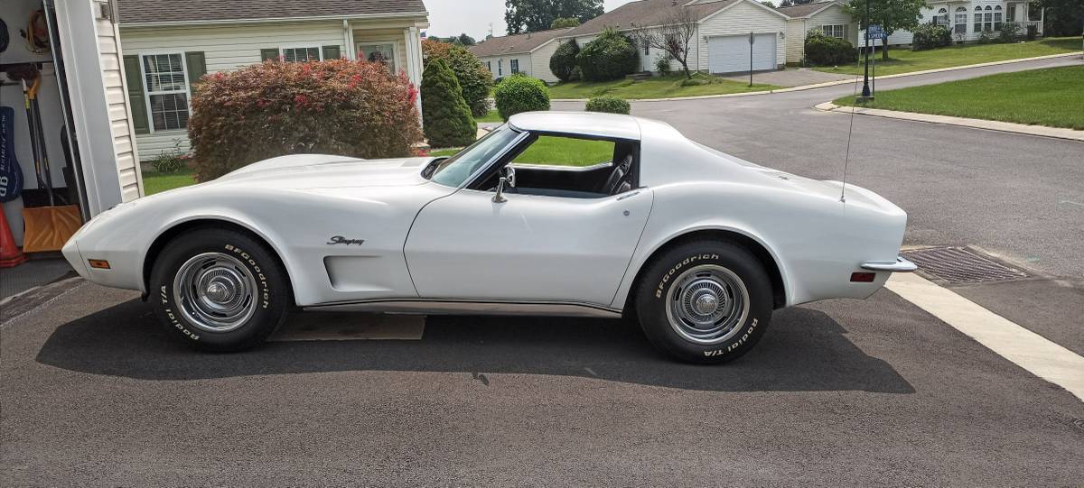 Chevrolet-corvette-coupe-1973-white