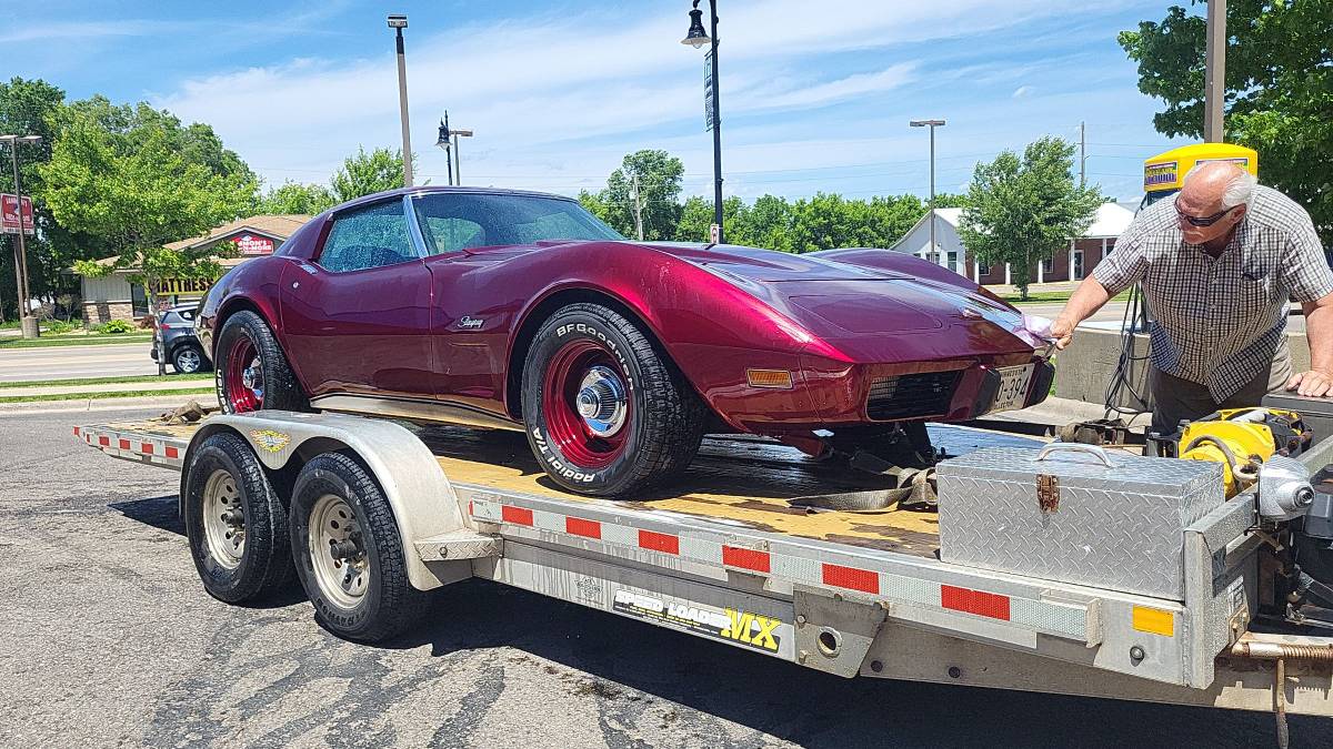 Chevrolet-corvette-coupe-1975-custom-3