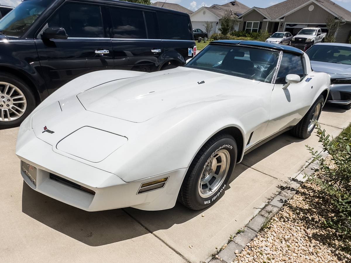Chevrolet-corvette-coupe-1980-16