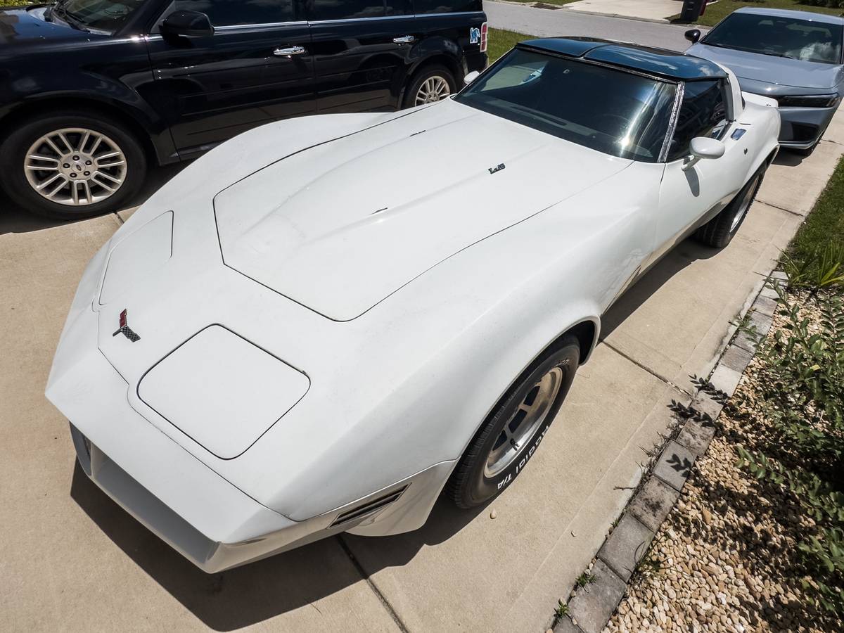 Chevrolet-corvette-coupe-1980