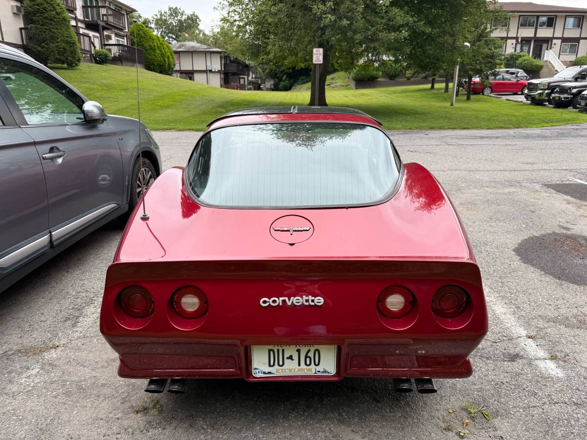 Chevrolet-corvette-coupe-1981-red
