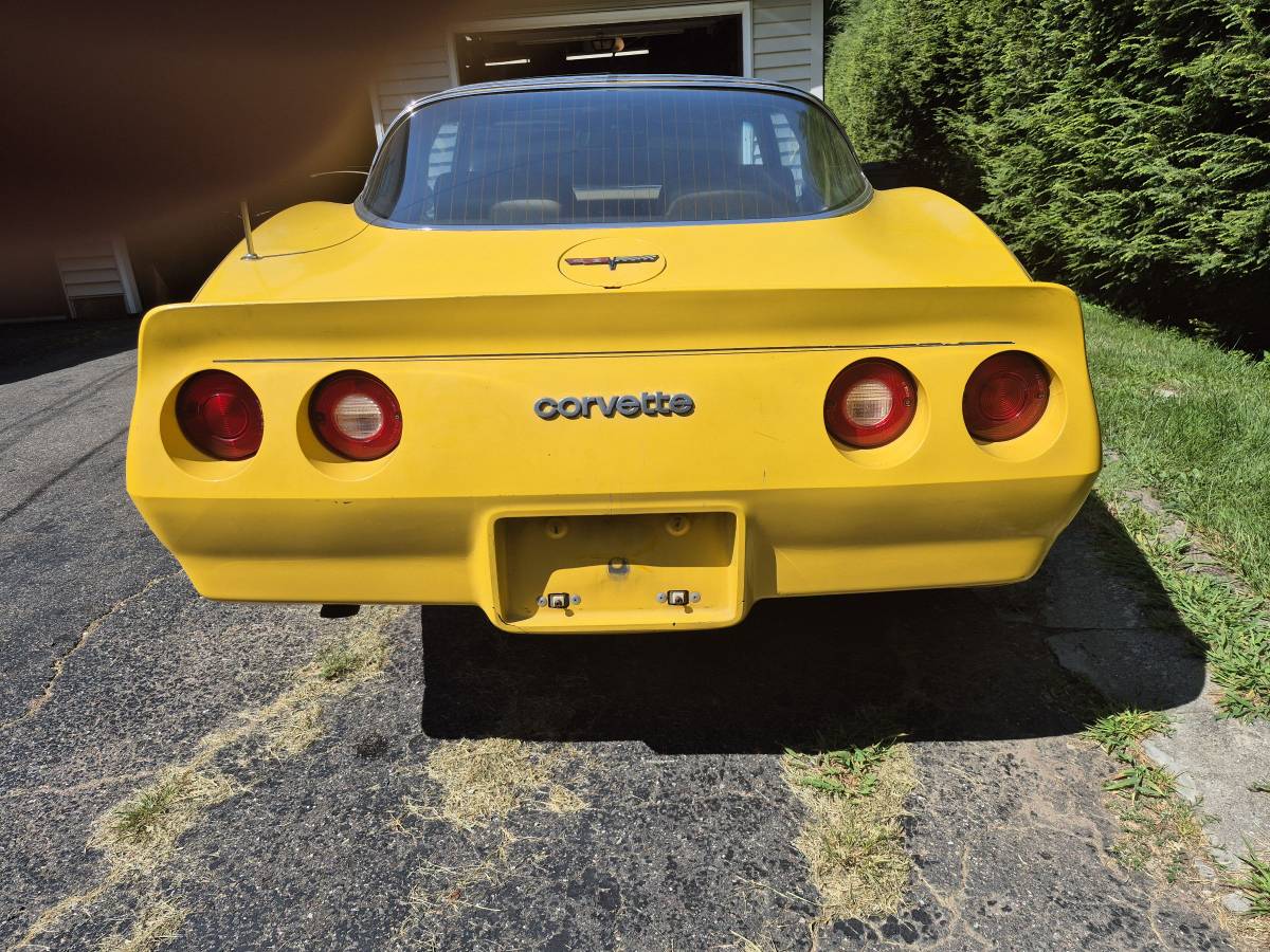 Chevrolet-corvette-coupe-1981-yellow-7