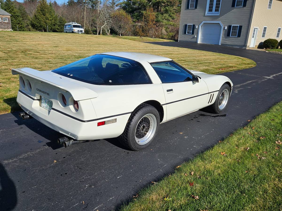 Chevrolet-corvette-coupe-1985-white-1