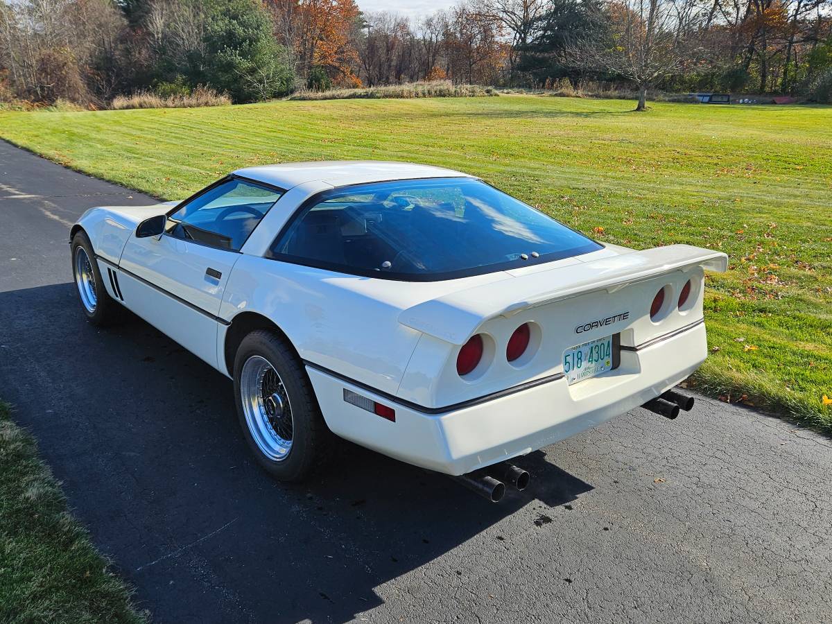 Chevrolet-corvette-coupe-1985-white-2