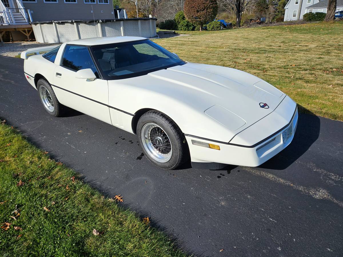 Chevrolet-corvette-coupe-1985-white