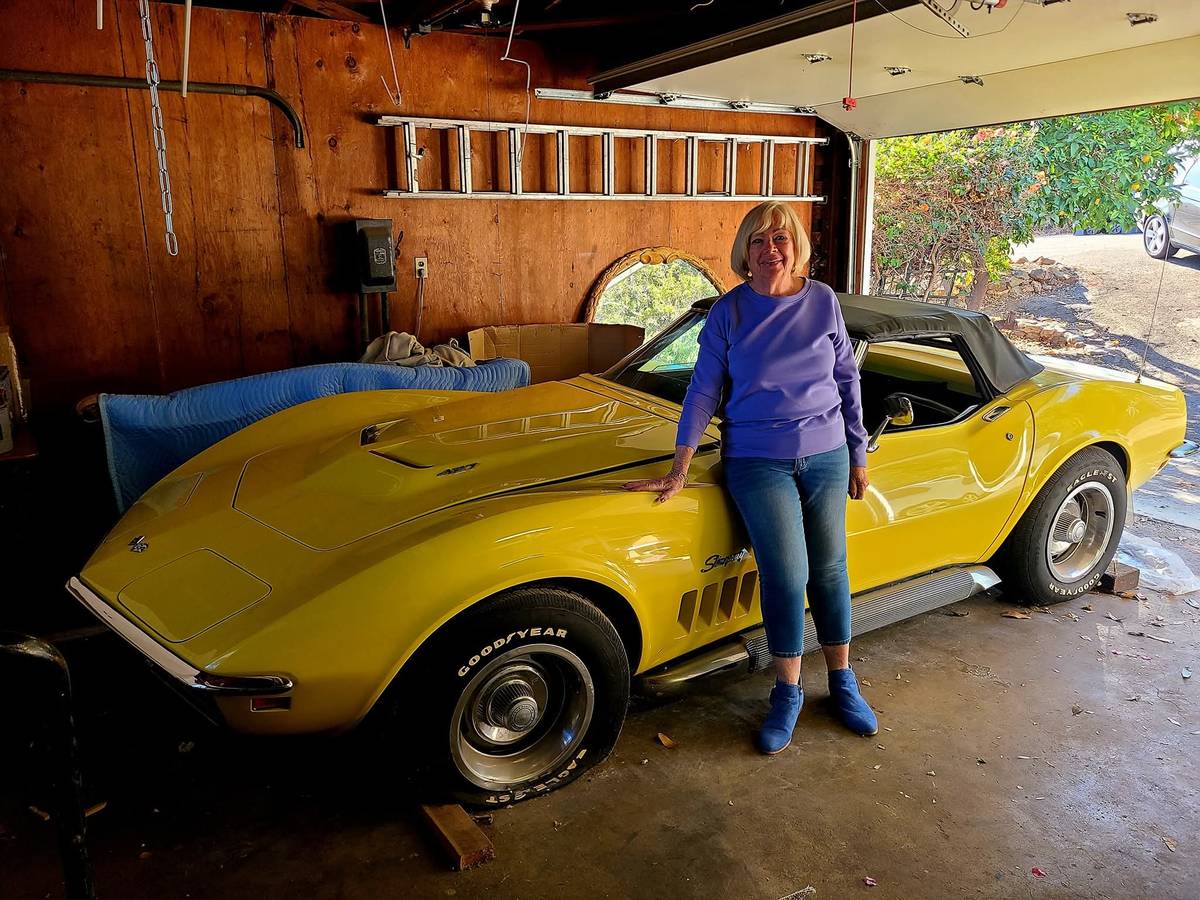 Chevrolet-corvette-stingray-1969-yellow-21