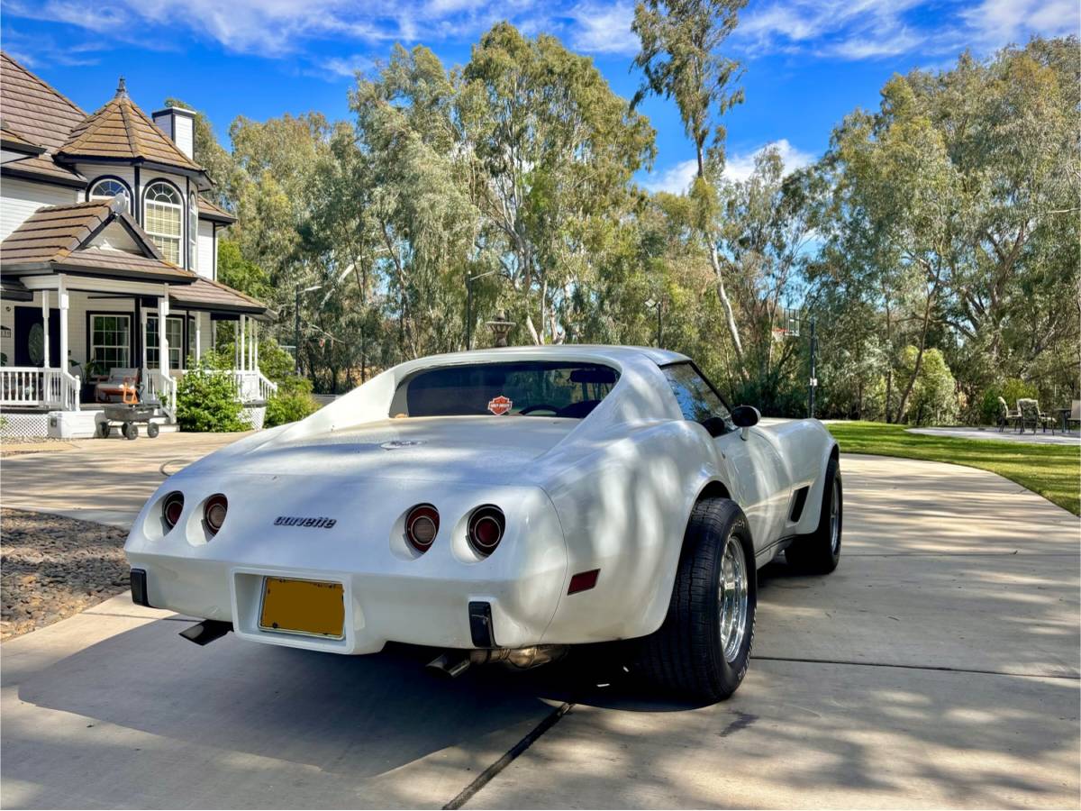 Chevrolet-corvette-stingray-1972-white-1