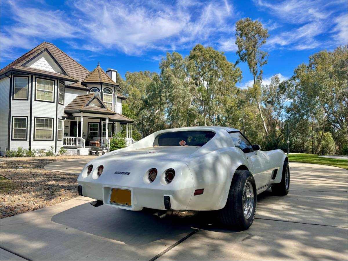 Chevrolet-corvette-stingray-1972-white-2