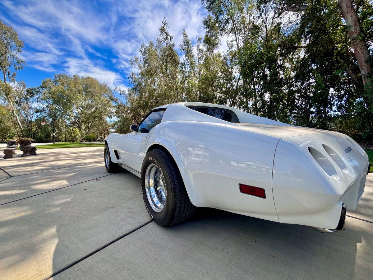 Chevrolet-corvette-stingray-1972-white-4