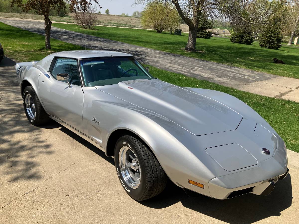 Chevrolet-corvette-stingray-1975-silver