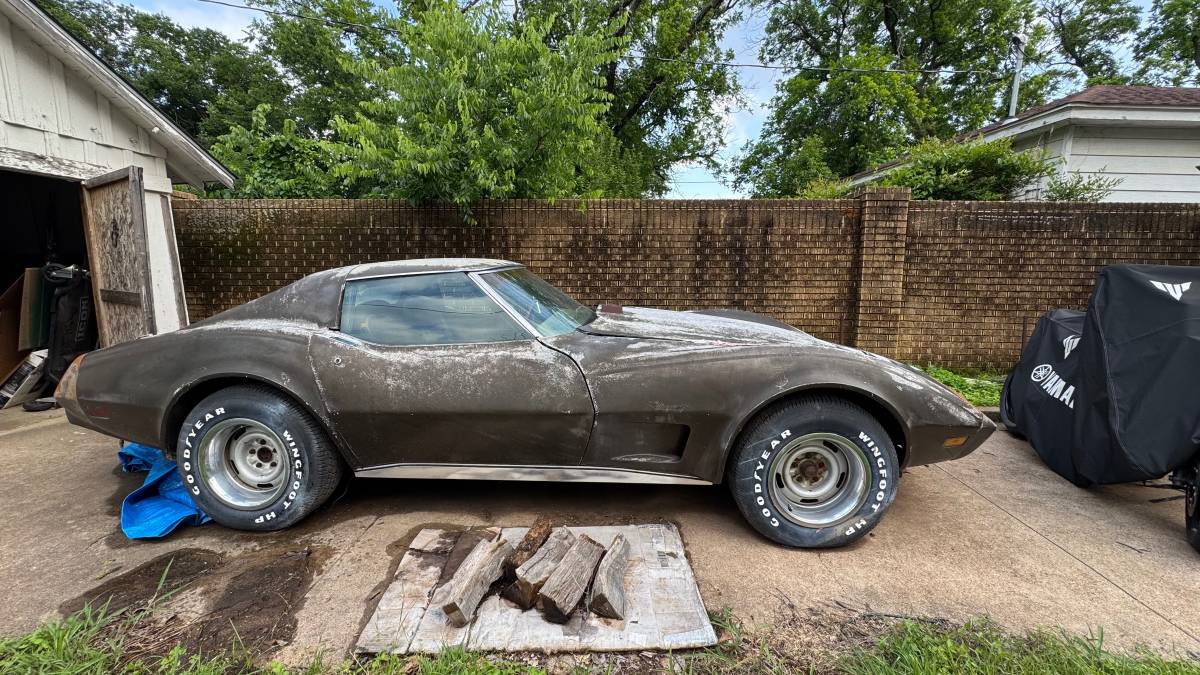 Chevrolet-corvette-stingray-1976