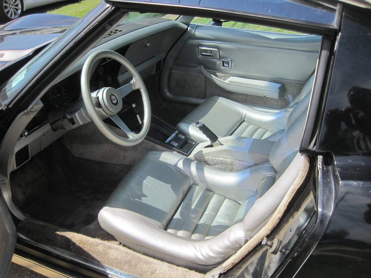 Chevrolet-corvette-stingray-1978-9