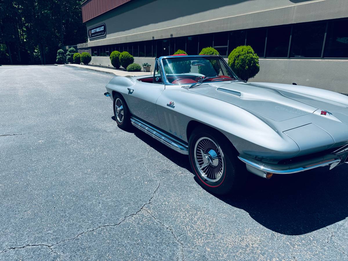 Chevrolet-corvette-stingray-convertible-1965-silver-23