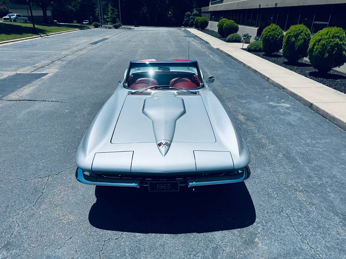 Chevrolet-corvette-stingray-convertible-1965-silver