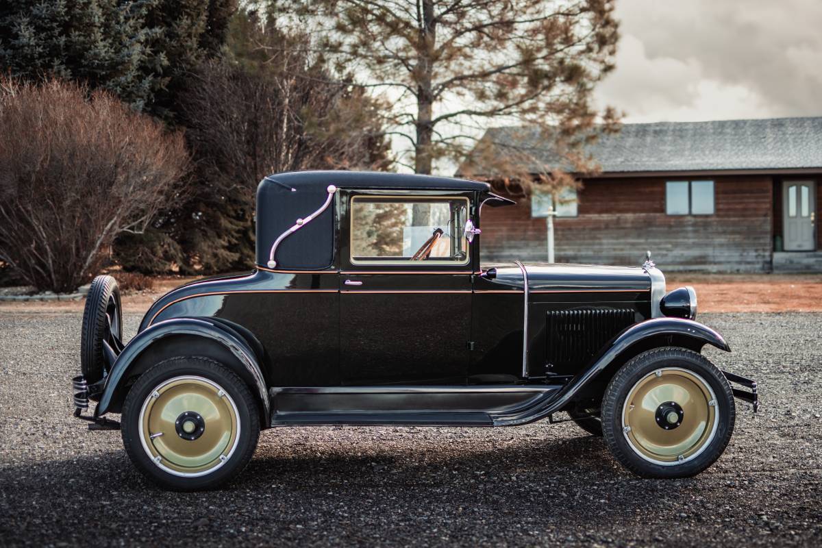 Chevrolet-coupe-1928-black-2