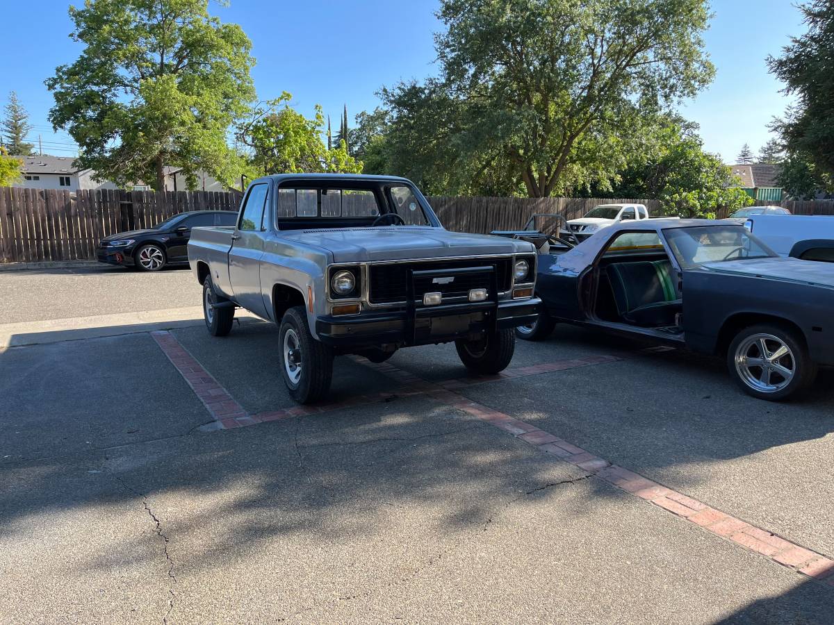 Chevrolet-custom-deluxe-k20-1973-grey-1