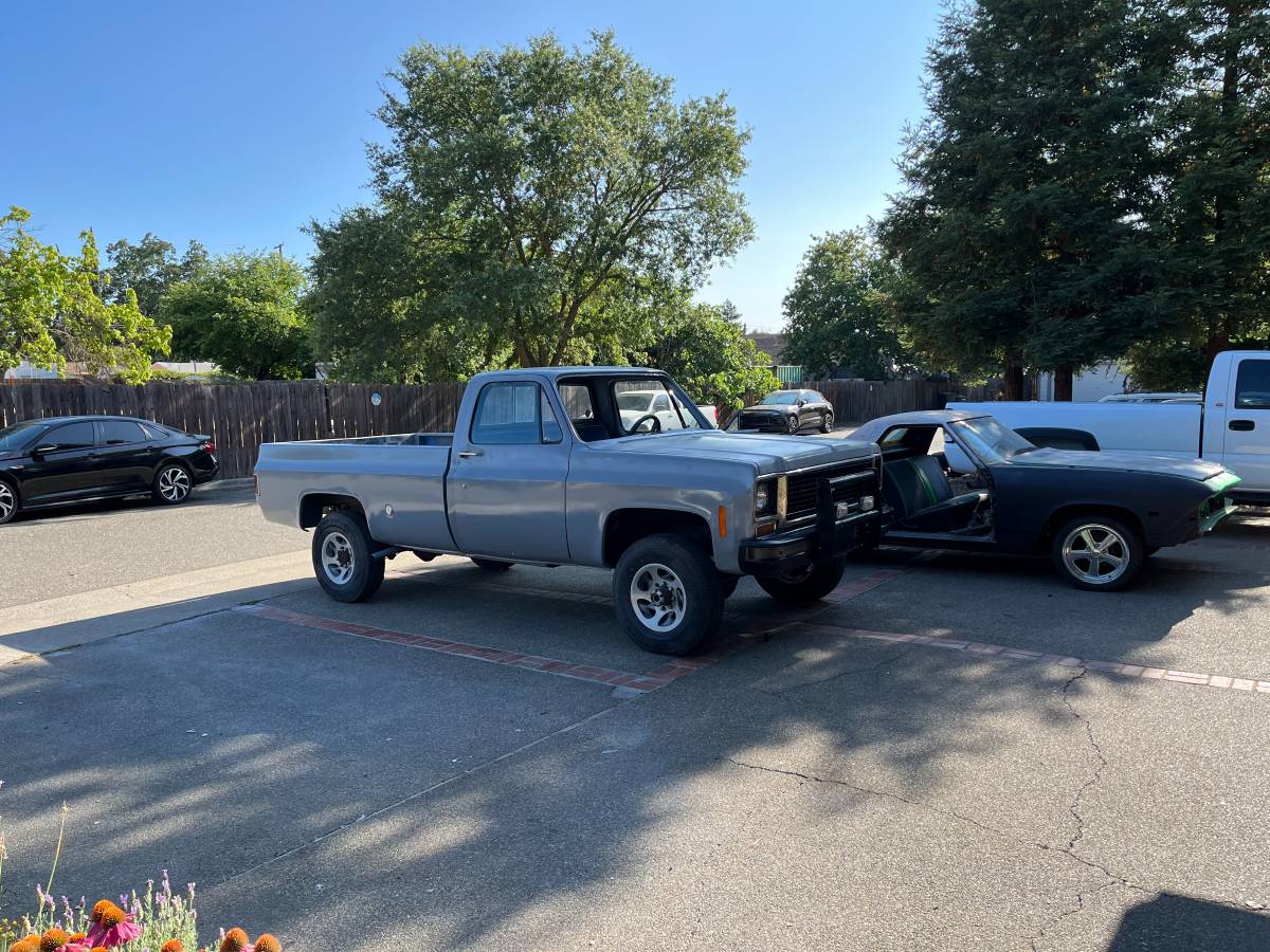 Chevrolet-custom-deluxe-k20-1973-grey