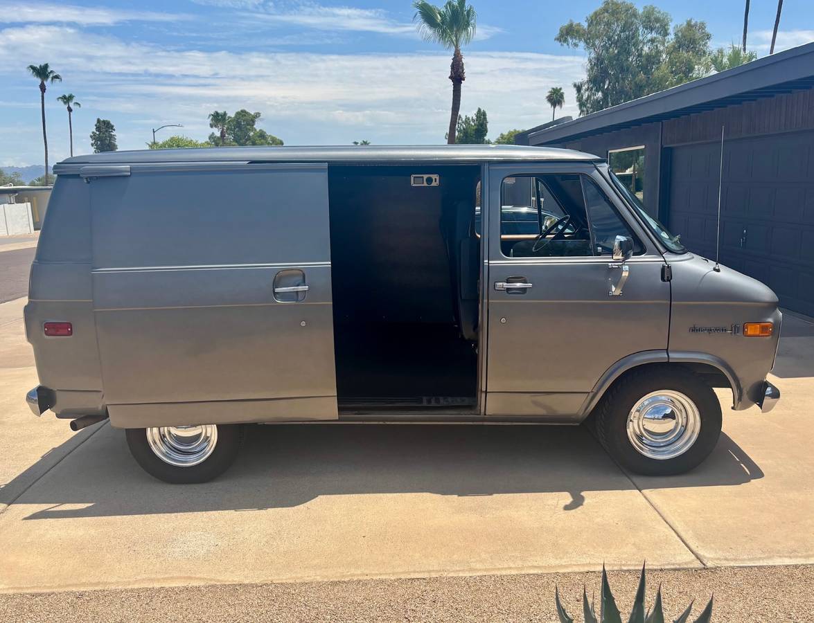 Chevrolet-g10-1971-grey-4