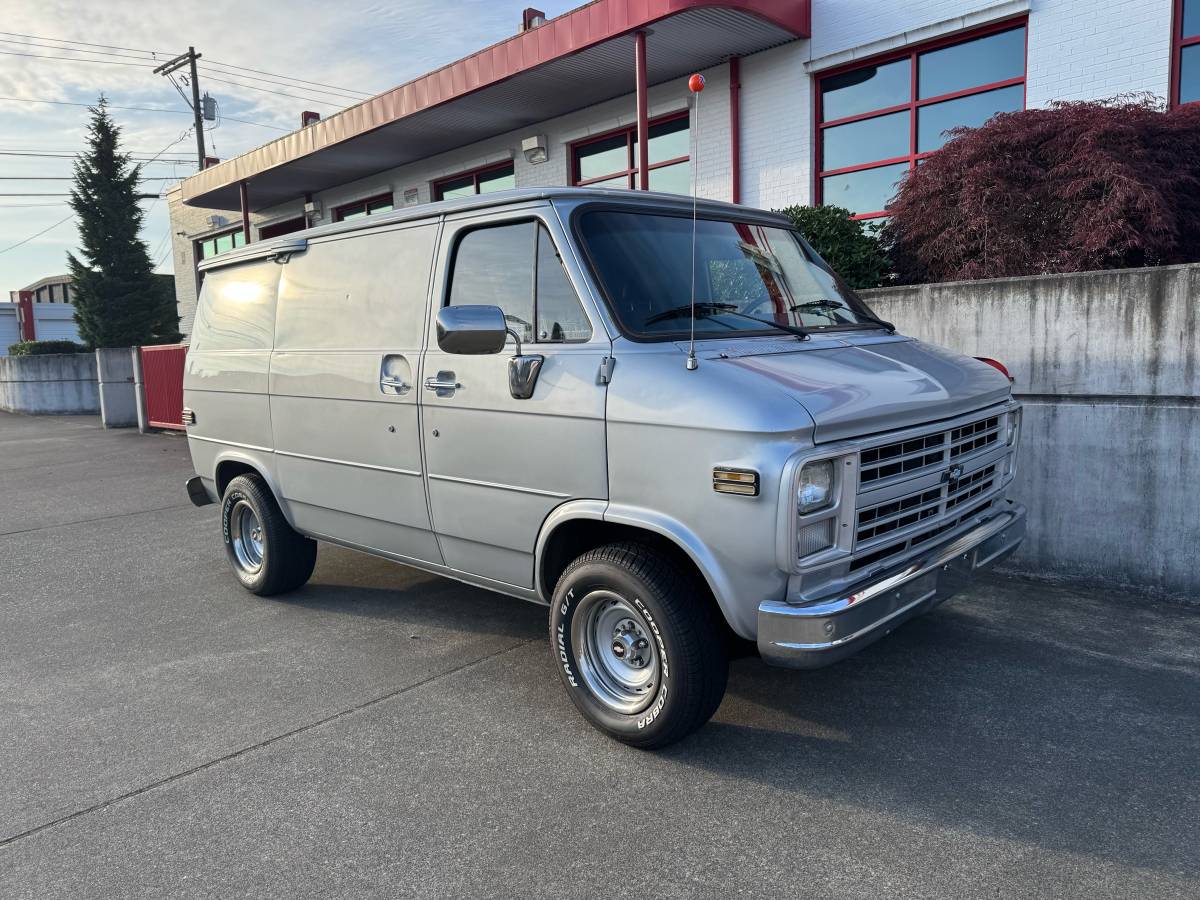 Chevrolet-g10-1985-silver-1