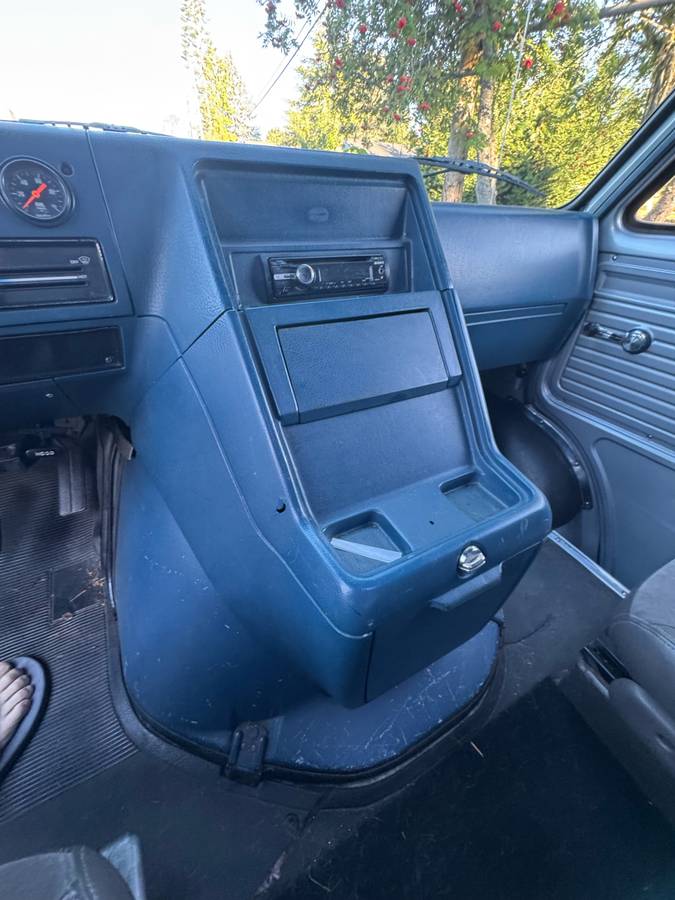 Chevrolet-g10-1985-silver-10