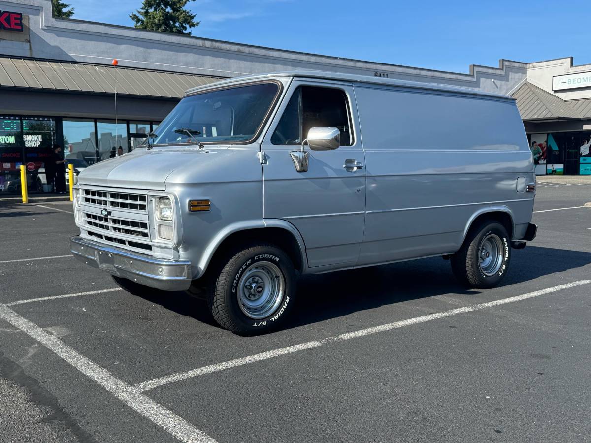 Chevrolet-g10-1985-silver-2