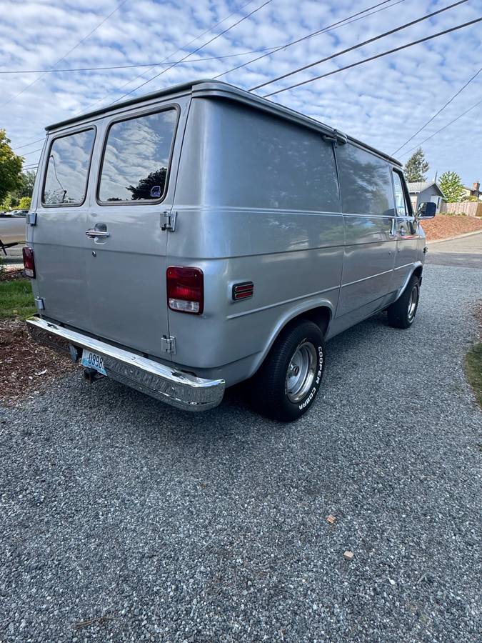 Chevrolet-g10-1985-silver-3