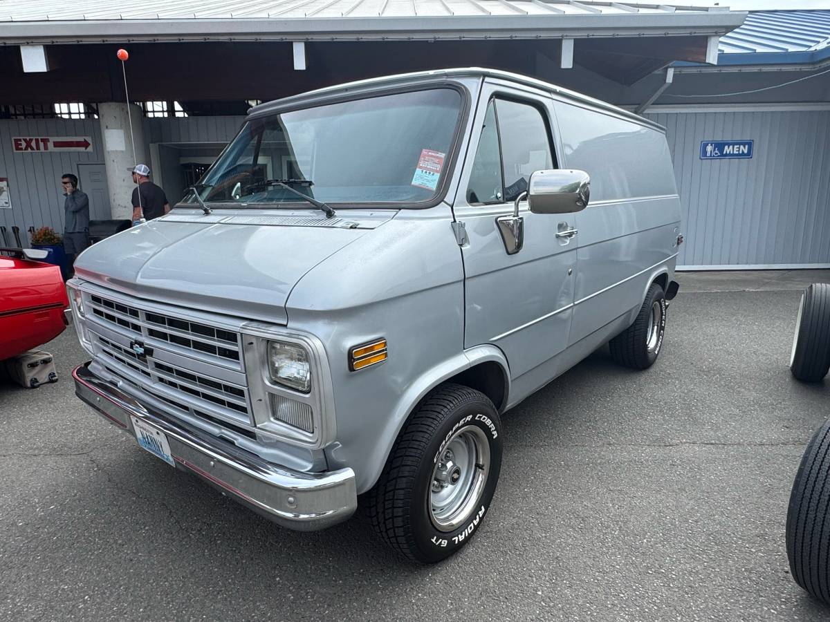 Chevrolet-g10-1985-silver-6