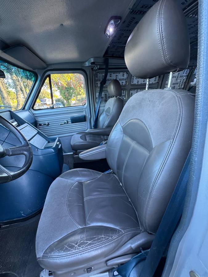 Chevrolet-g10-1985-silver-8