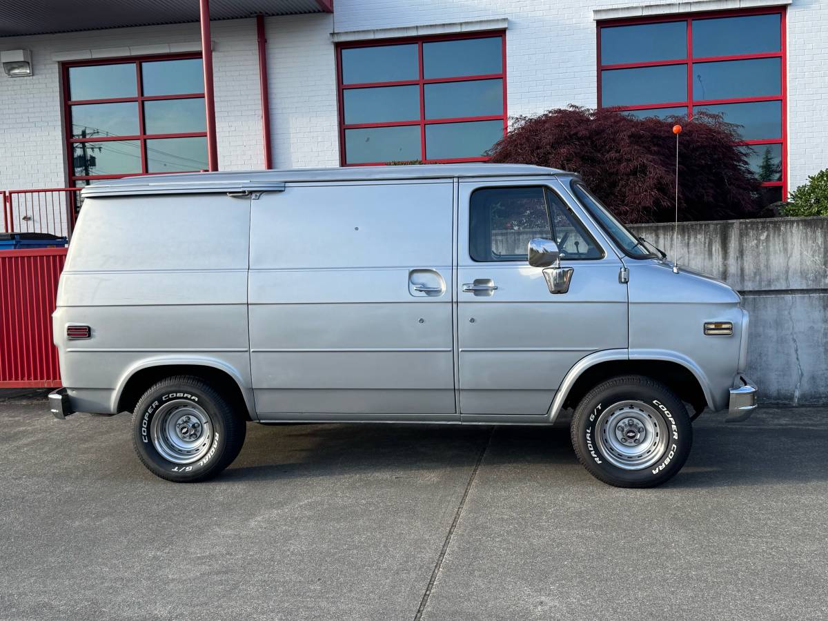 Chevrolet-g10-1985-silver