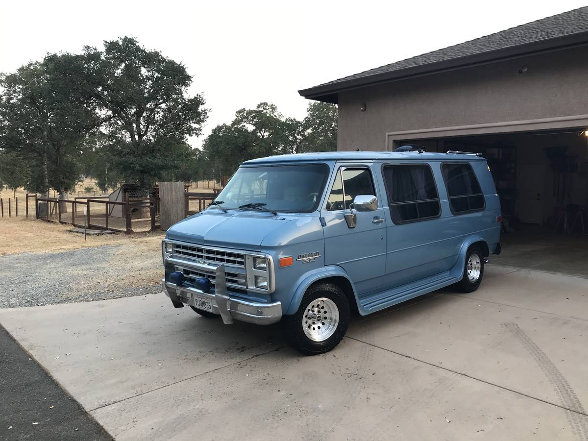 Chevrolet-g20-van-1987-blue-10