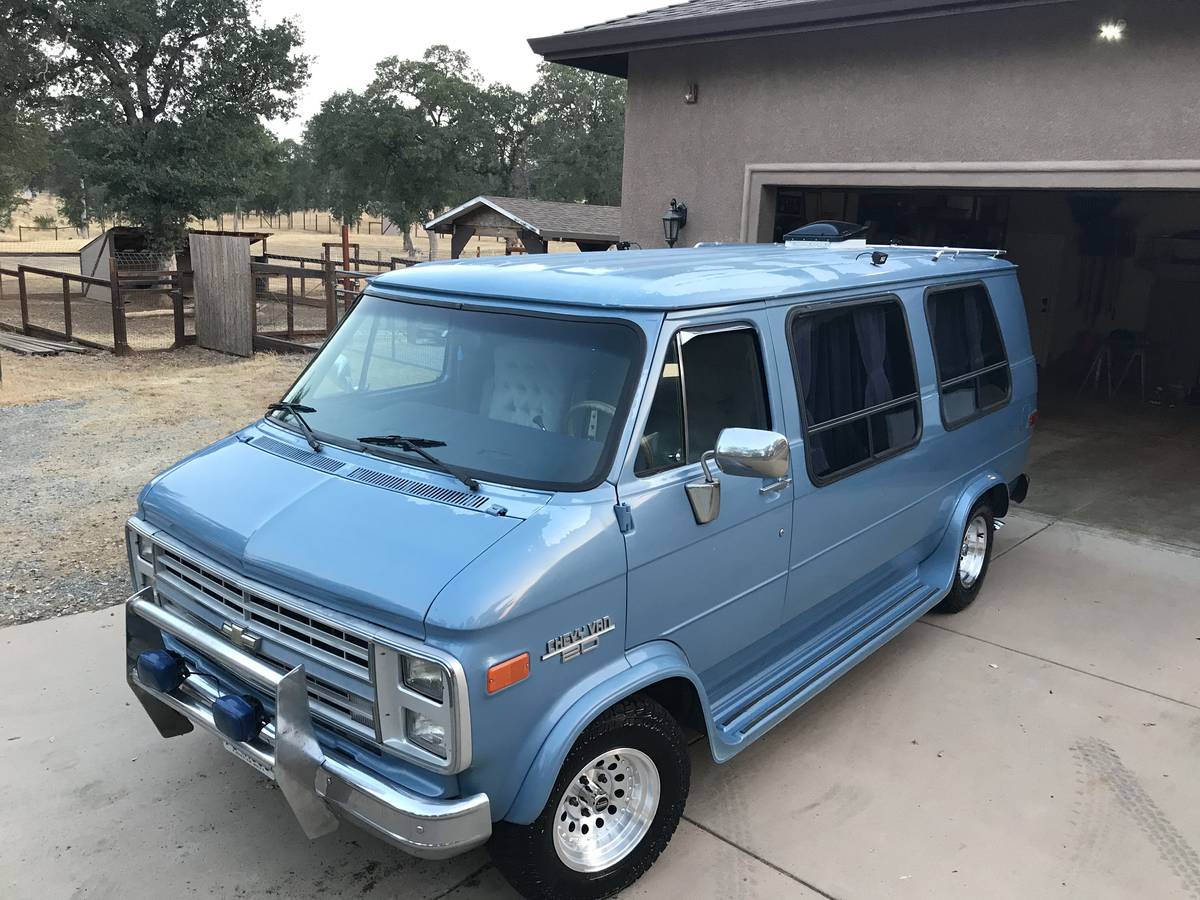 Chevrolet-g20-van-1987-blue-12
