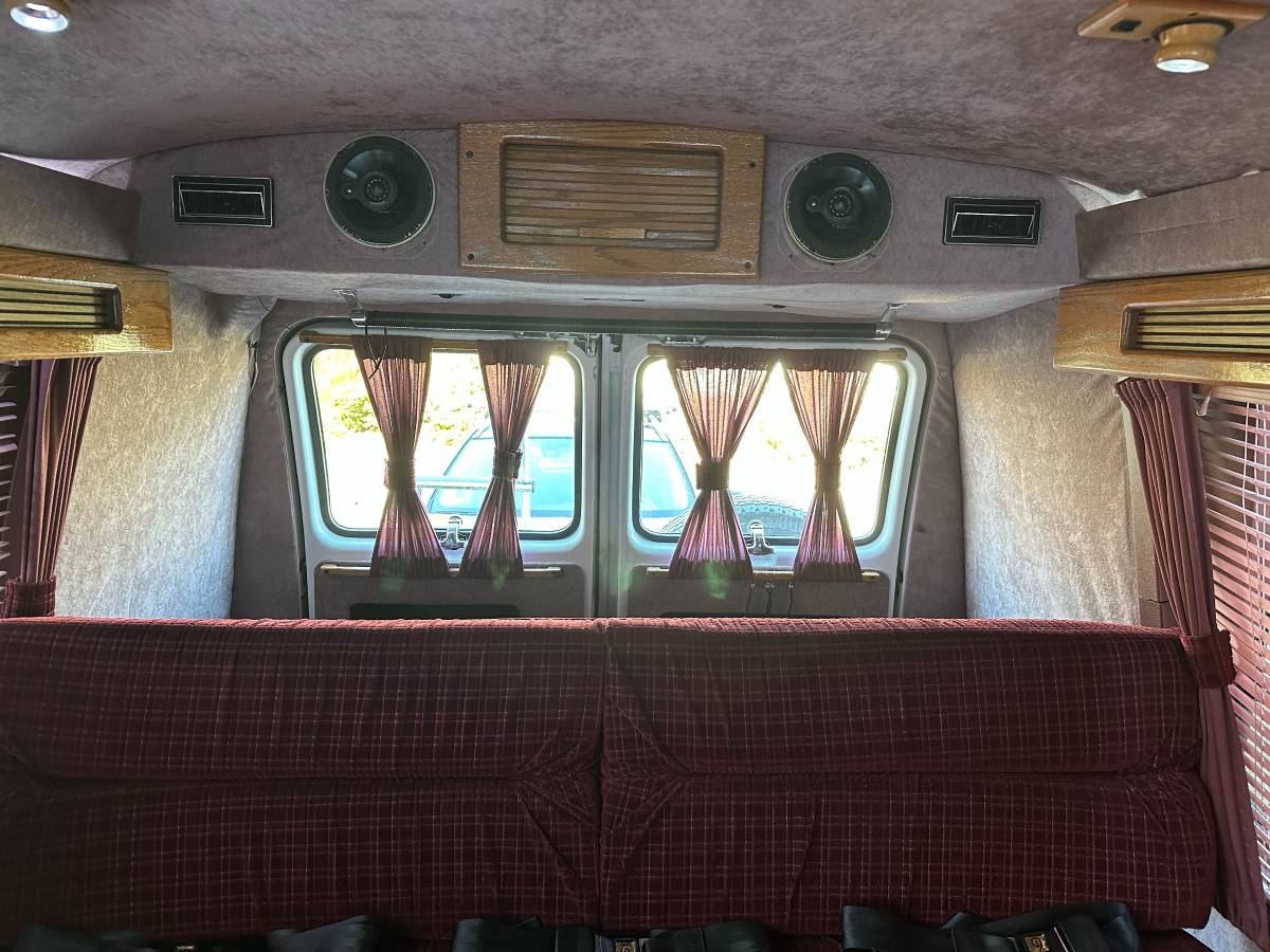 Chevrolet-g20-van-1990-white-10